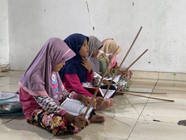 Mahasiswa KKN PARTISIPASI Pembelajaran TPQ dengan Metode Mambaul Hisan di Desa Pangedegan, Kec. Wangon, Kab. Banyumas