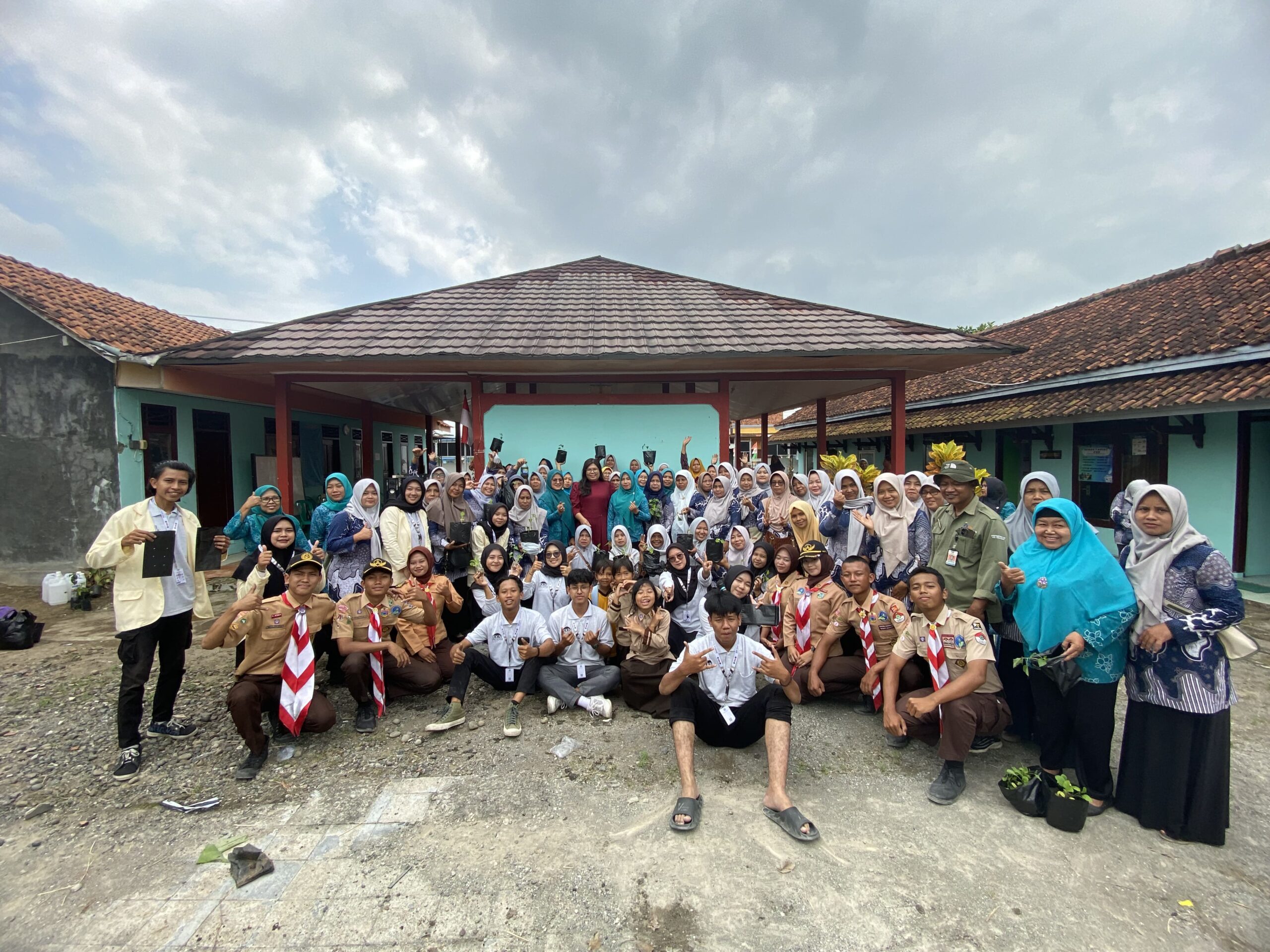 Green Village: Mahasiswa KKN UNUGHA Ajak Ibu-Ibu PKK Wujudkan Desa Hijau dan Produktif Green Village: Mahasiswa KKN UNUGHA Ajak Ibu-Ibu PKK Wujudkan Desa Hijau dan Produktif