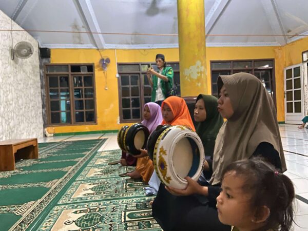 Berzanji Kembali Bergema di Masjid Baitul Makmur Pengadegan, Berkat Inisiatif Mahasiswa KKN UNUGHA