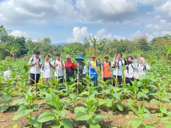 Mahasiswa KKN UNUGHA Kembangkan Alat Tabur Pupuk untuk Kelompok Tani